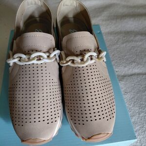 Stylish Beige Women's Shoes with Chain Detail